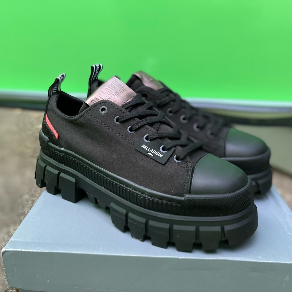 🆕.Palladium Revolt Black Rugged low top Sneakers. 8.5
